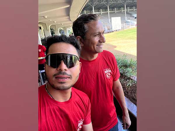 Ashutosh Sharma with Sanjay Bangar (Image: Punjab Kings)