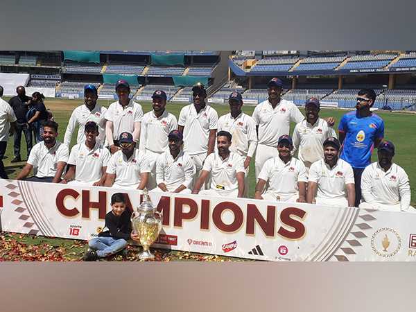 Mumbai posing with the Ranji Trophy. (Photo- Sachin Tendulkar Twitter)