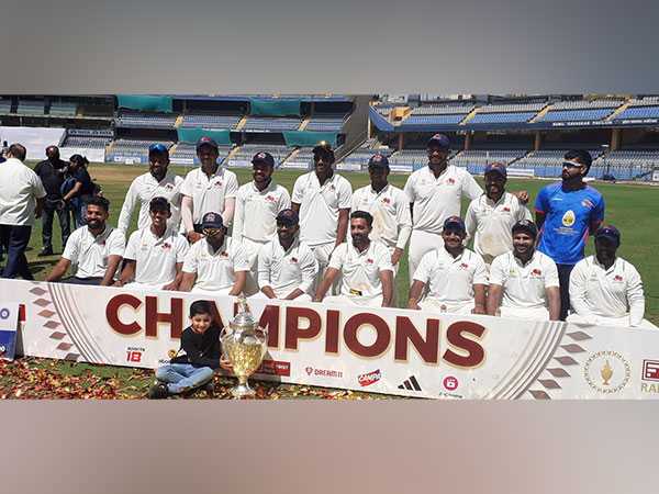 Mumbai team posing with the Ranji Trophy title. (Photo- Sachin Tendulkar Twitter)