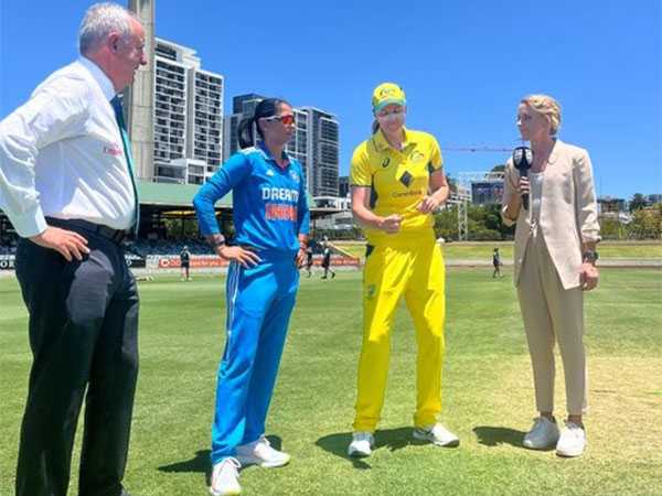 Harmanpreet Kaur and Tahlia McGrath at toss.