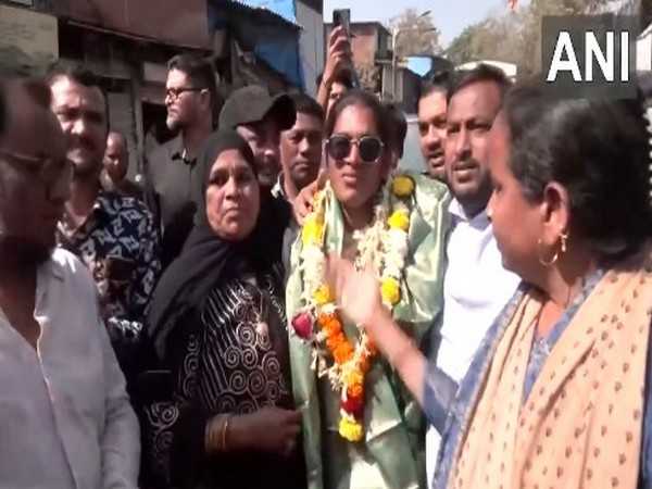 Simran Shaikh receives grand welcome in Dharavi. (Picture: ANI)