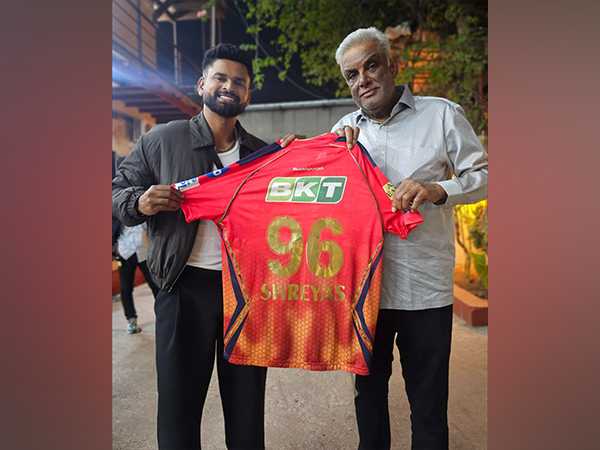 Shreyas Iyer with Punjab Kings CEO Satish Menon (Photo: PBKS)